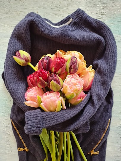 Highland Wedding And Elopement Florist - Libby Nairn - Hands Full Of Flowers, Florist in Ullapool